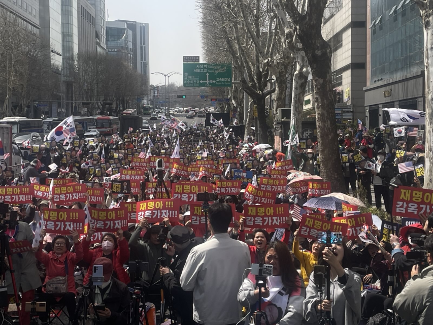 [르포]“이재명 대통령” 뒤집힌 판결, 환호와 침묵이 교차했다 [세상&]