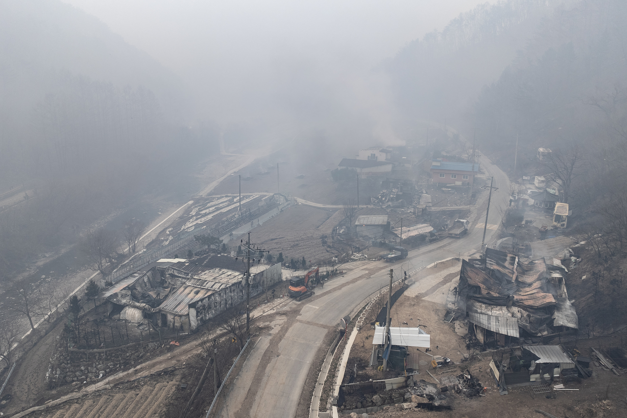 The village of Samui-ri in Yangyang-gun, North Gyeongsang Province is seen burnt down by the ongoing wilfires in this photo taken on Wednesday. (Yonhap)