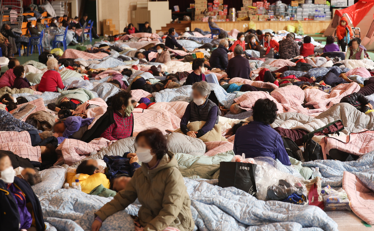 Residents who evacuated due to the wildfire take shelter at Yeongyang County Hall, North Gyeongsang Province, early Wednesday morning. (Yonhap)