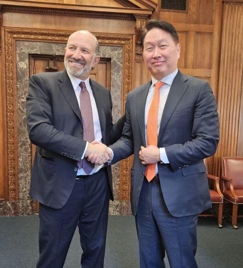 Chey Tae-won (right), chairman of SK Group and the Korea Chamber of Commerce and Industry, shakes hands with US Commerce Secretary Howard Lutnick at the Department of Commerce in Washington, DC, in February. (KCCI)
