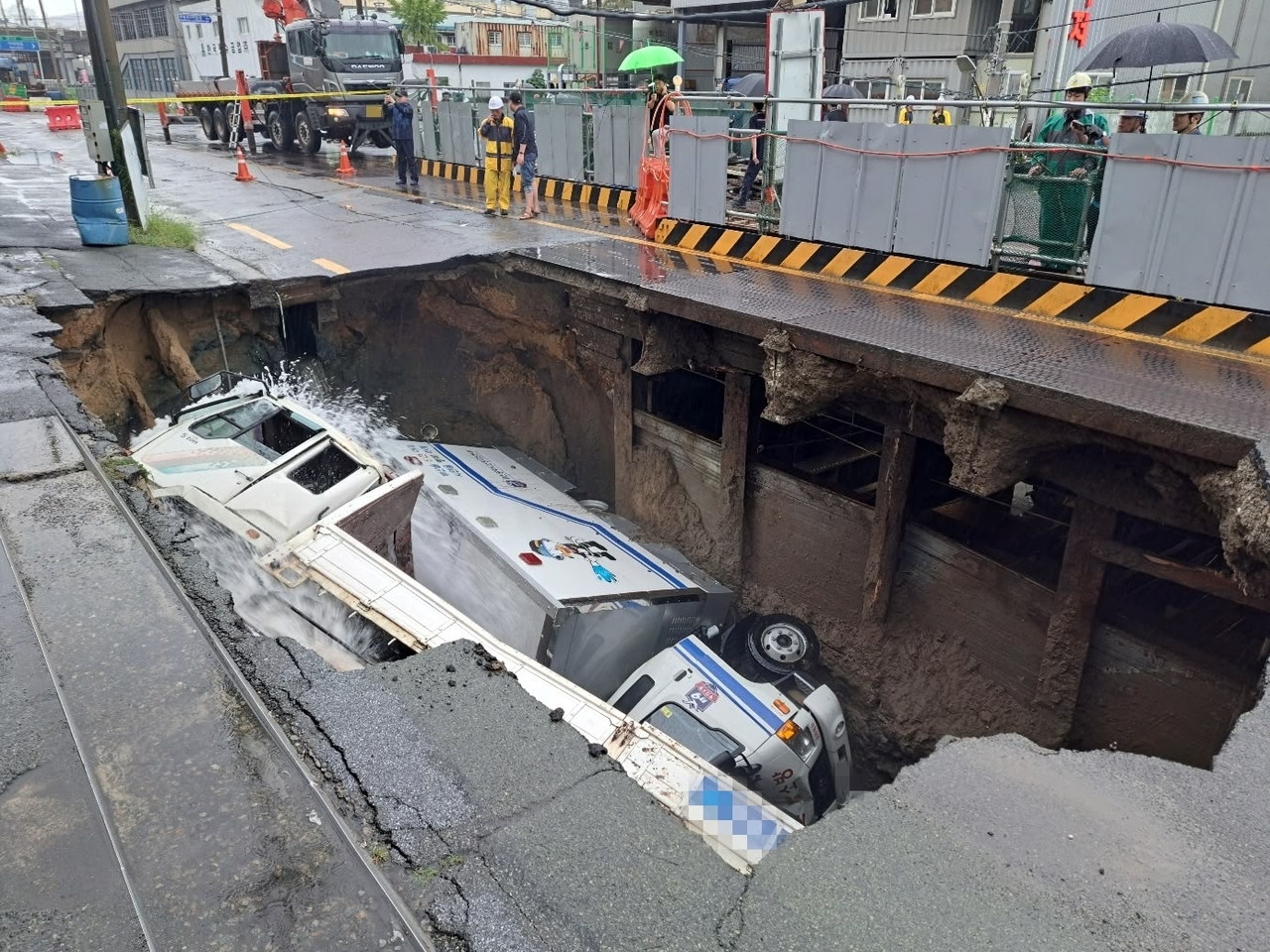 A large sinkhole measuring approximately 10 meters wide and 8 meters deep swallowed two vehicles on a road in Sasang-gu, Seoul, in September last year. (Newsis)
