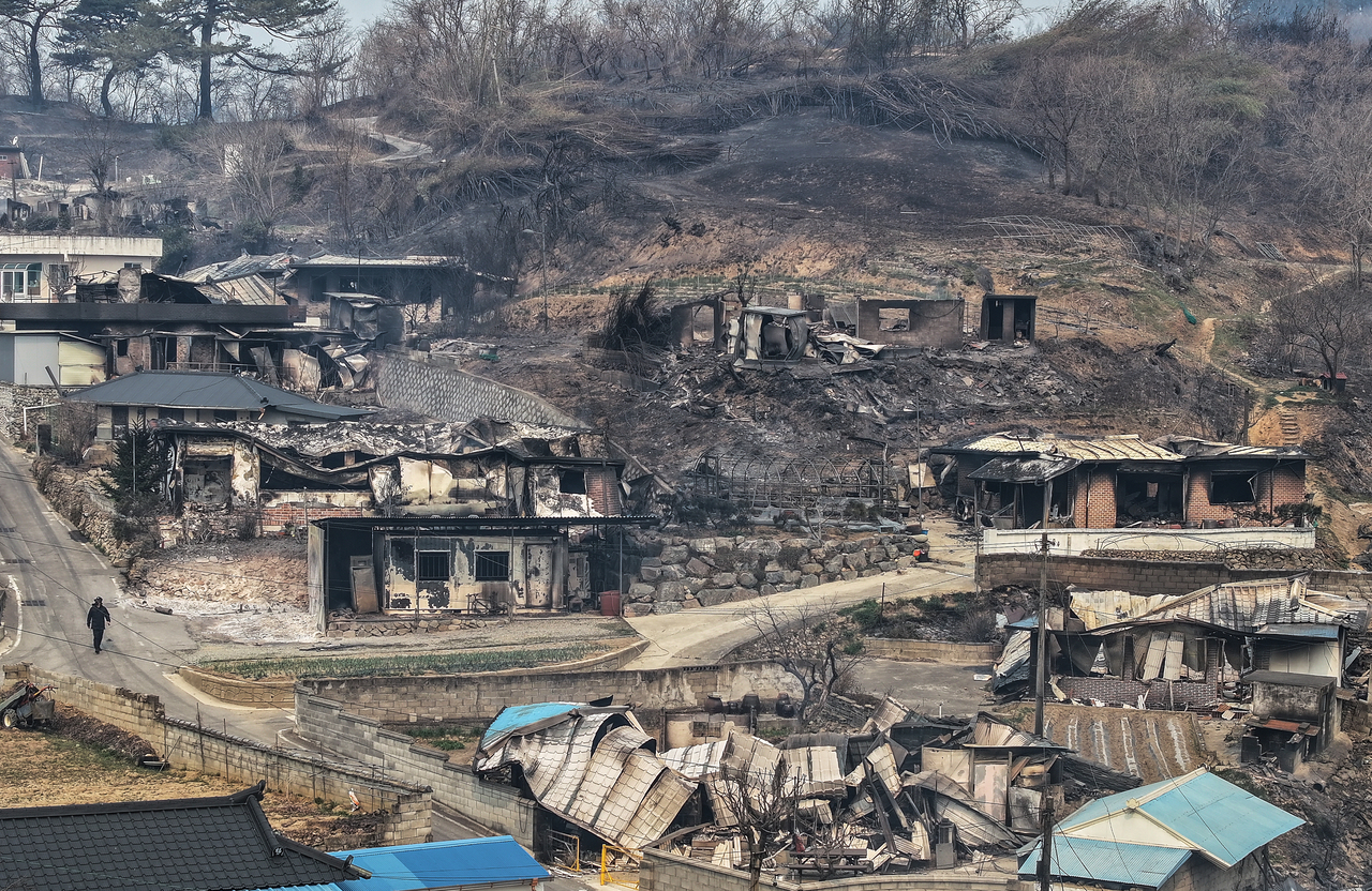 Houses at a residential area in Yeongdeok, North Gyeongsang Province, are left scorched to ashes or destroyed on Wednesday after a fire ravaged through the county overnight. (Yonhap)