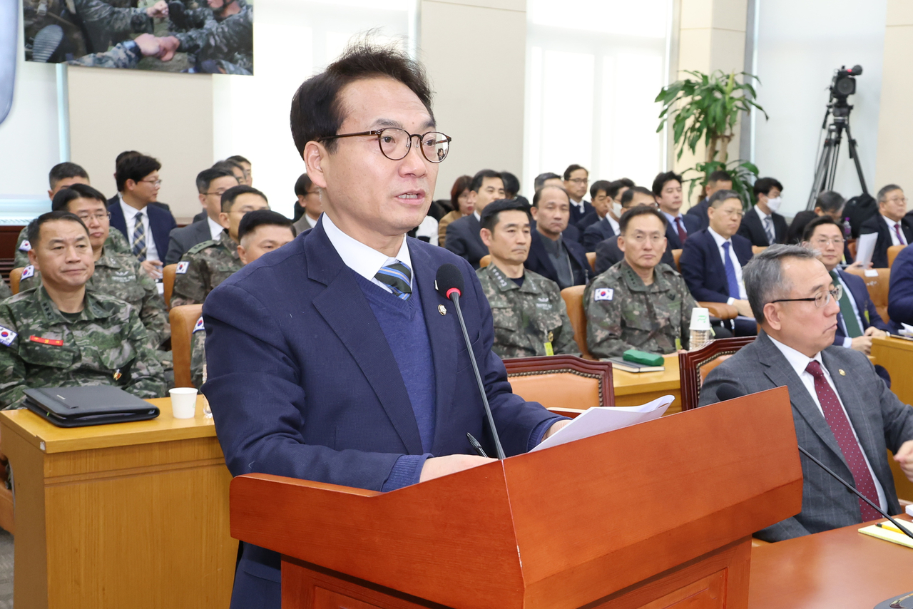 Democratic Party of Korea Rep. Park Sun-won speaks at a Feb. 11 meeting of the National Assembly defense committee. Yonhap