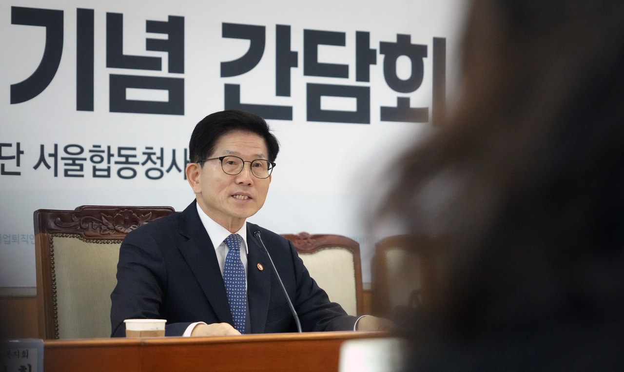 김문수 고용노동부 장관이 26일 서울 중구 근로복지공단 서울합동청사에서 열린 중소기업퇴직연금기금 가입사업장 간담회에서 발언하고 있다. [고용노동부 제공]