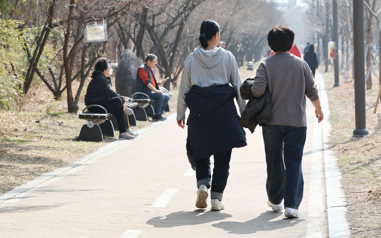 걷는 만큼 포인트를 지급하는 앱테크가 재테크 수단으로 주목받고 있다. 사진은 지난 11일 서울 성동구 청계천 매화거리에서 시민이 산책을 하는 모습. [연합뉴스]