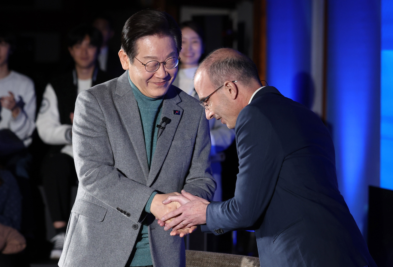 Democratic Party of Korea Chair Rep. Lee Jae-myung shakes hands with Yuval Harari, the Israeli author of the book "Sapiens: A Brief History of Humankind" on Saturday. Yonhap