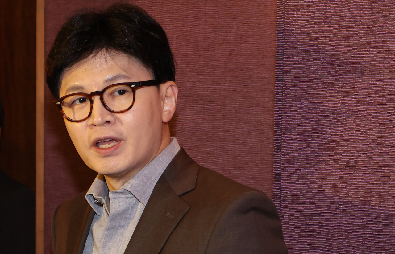 국민의힘 한동훈 전 대표가 24일 서울 중구 웨스틴조선호텔에서 열린 산학연포럼 강연에 앞서 취재진의 질문에 답하고 있다. <연합뉴스>