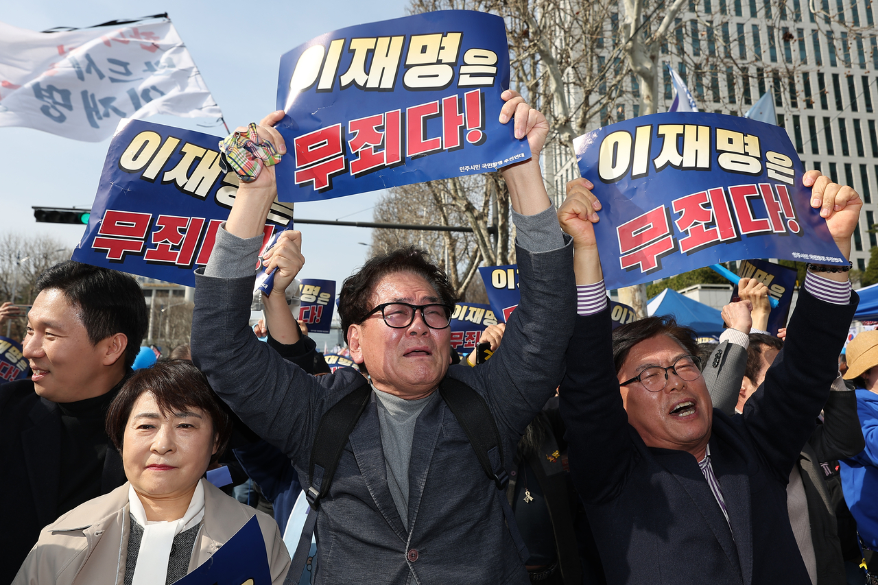 26일 서울 서초구 서울중앙지방법원 인근에서 더불어민주당 이재명 대표 지지자들이 이 대표 공직선거법 2심 재판에서 무죄가 선고되자 기뻐하고 있다. [연합]