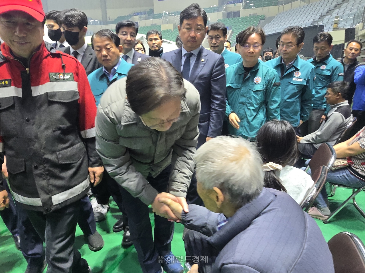 이재명 더불어민주당 대표가 안동을 찾아 산불 이재민을 위로하고있다.(사진=김성권 기자]
