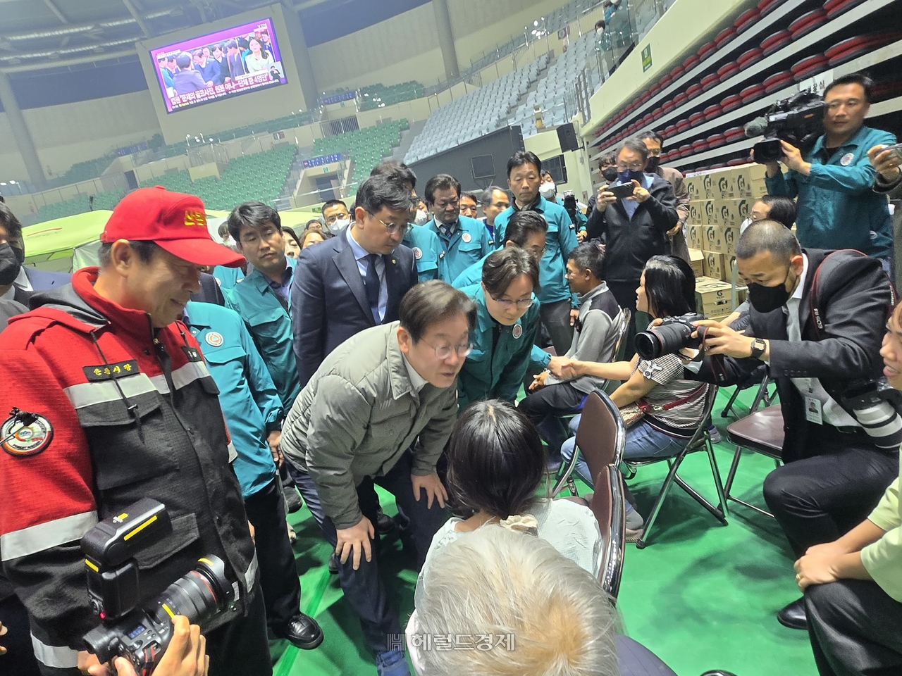 이재명 더불어민주당 대표가 안동을 찾아 산불 이재민을 위로하고있다.(사진=김성권 기자]