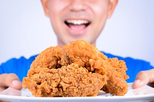 Burglar fries chicken, takes beer in late-night restaurant break-in