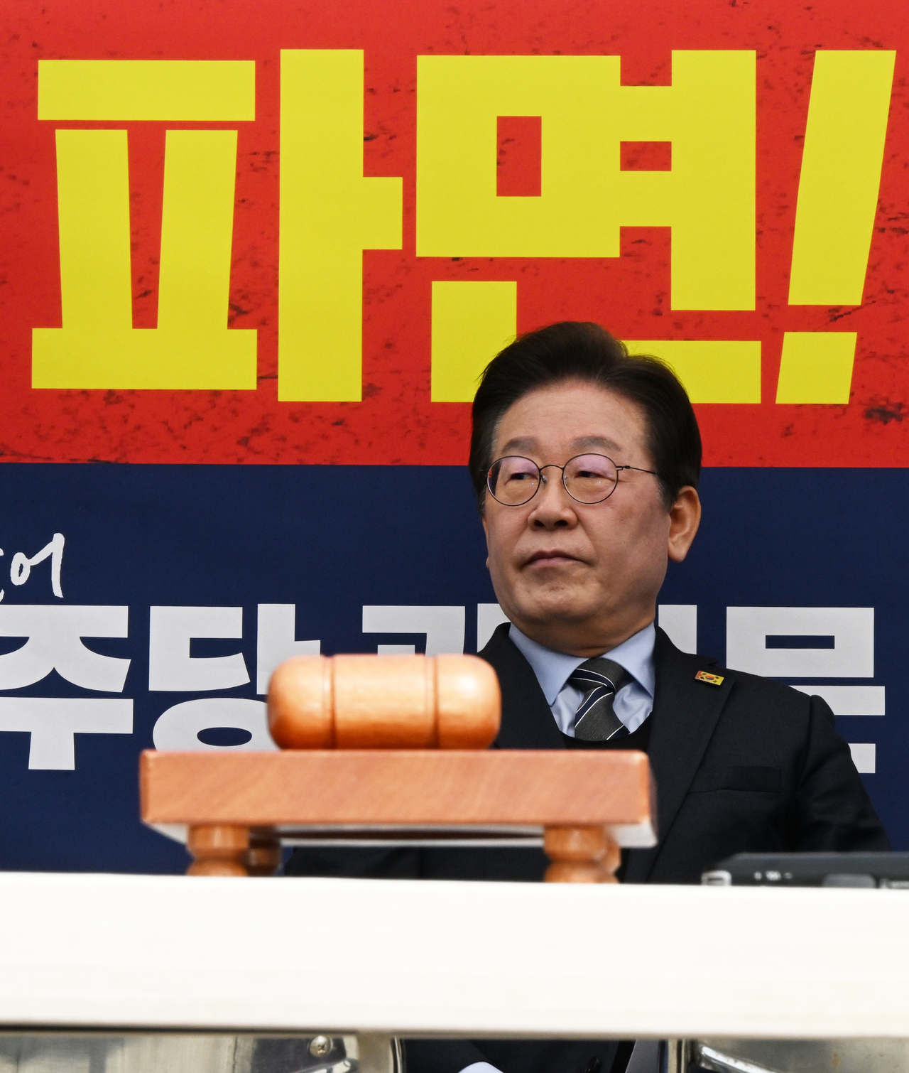 이재명 더불어민주당 대표가 24일 오전 서울 광화문 천막당사에서 열린 최고위원회의에 참석해 모두발언을 마친 뒤 생각에 잠겨 있다. 이상섭 기자
