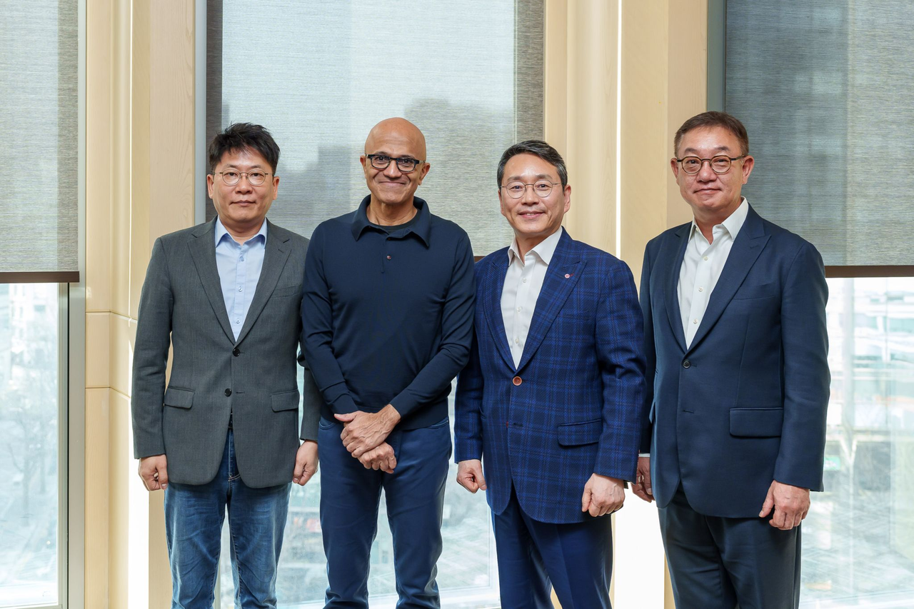 조주완(왼쪽 세 번째) LG전자 최고경영자(CEO)와 사티아 나델라(왼쪽 두 번째) MS CEO가 26일 서울 모처에서 회동하고 AI (인공지능)에이전트 공동 개발 진행상황에 대해 공유한 뒤 기념촬영을 하고 있다.  [조주완 CEO 링크드인]