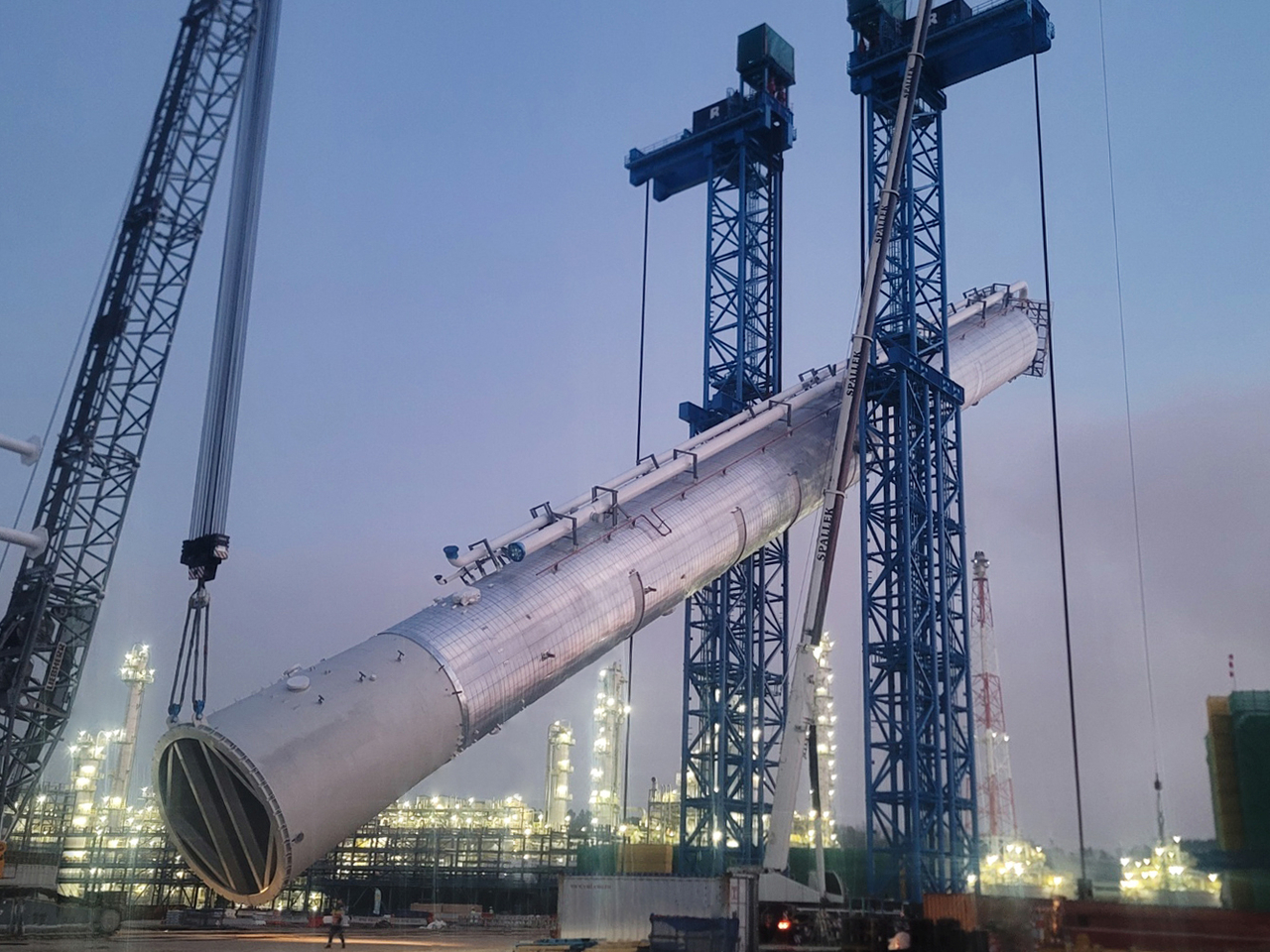 A 2,370-ton propylene fractionator is lifted for the Shaheen project at the Onsan National Industrial Complex in Ulsan. (Hyundai E&C)