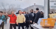 [영상]이재명, 산불 이재민에 위협당해…옷 휘둘러 ‘퍽’