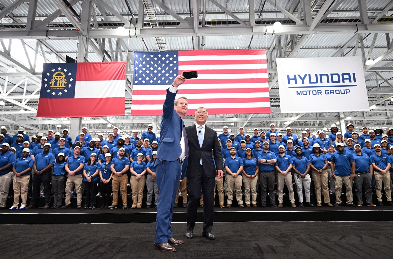 Georgia Governor Brian Kemp (left) takes a selfie with Hyundai Motor Group Executive Chair Chung Euisun during the opening ceremony of Hyundai Motor Group Metaplant America in Ellabell, Georgia, on Wednesday. (Hyundai Motor Group)