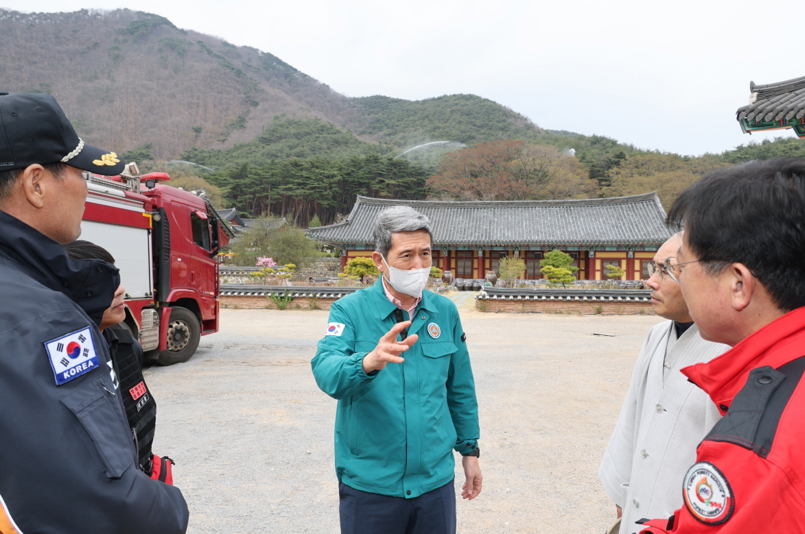 이강덕 시장이 이송을 위해 작업 중인 문화유산을 둘러보고 있다.(포항시 제공)