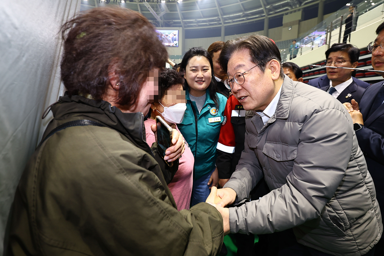 이재명 더불어민주당 대표가 26일 오후 경북 안동시 안동체육관에 마련된 산불 대피시설을 찾아 이재민을 위로하고 있다. [연합]
