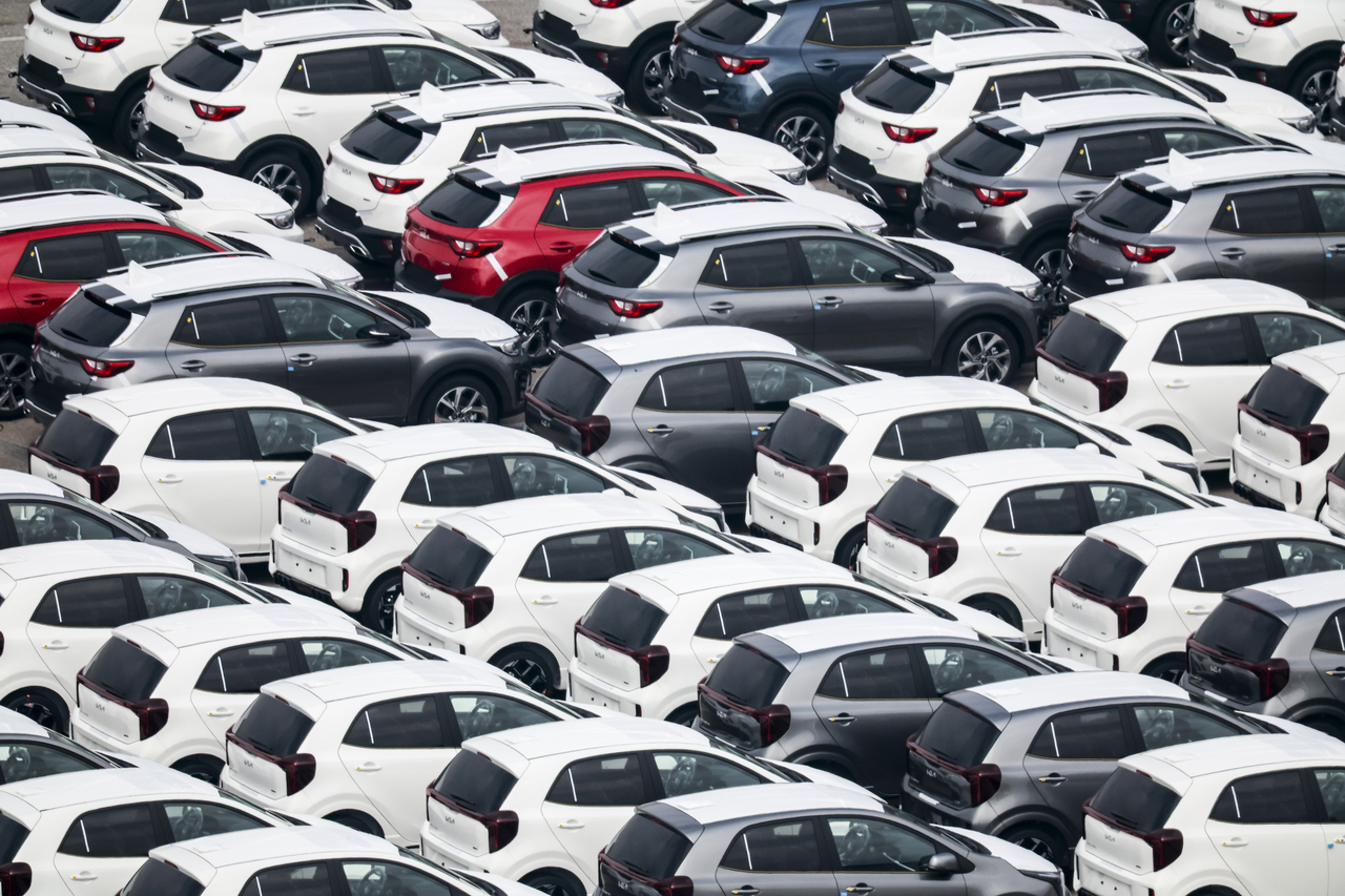 This Mar. 12 file photo shows cars waiting to be exported near a port in Pyeongtaek, about 65 kilometers south of Seoul. (Newsis)