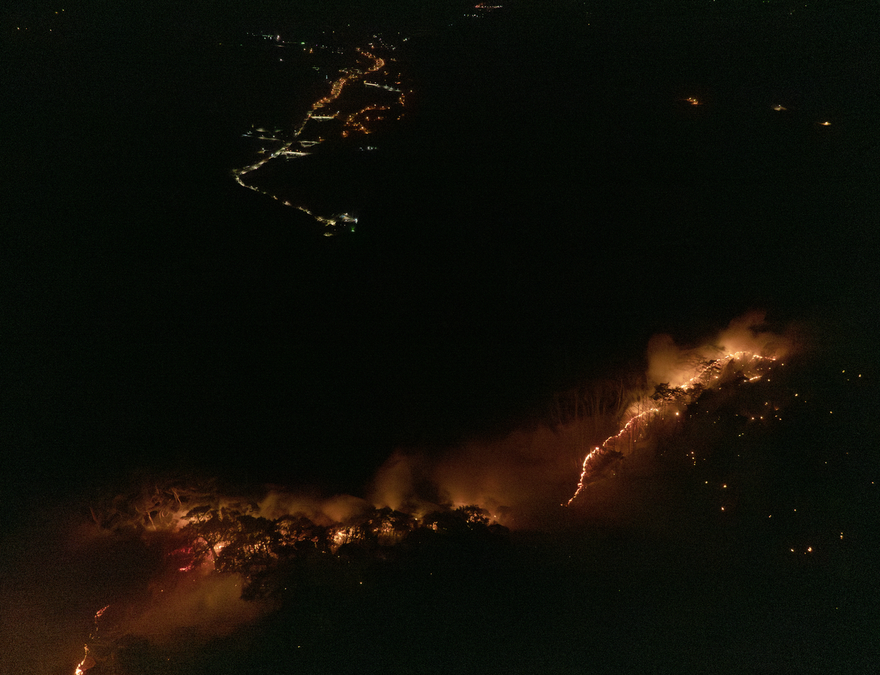 Wildfires spread along the ridges of mountains in Juwangsan National Park in Cheongseong, North Gyeongsang Province, Wednesday. (Yonhap)