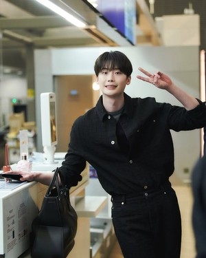 ‘♥아이유 이어 1억 기부’ 이종석, 떡 벌어진 어깨..비주얼까지 훤칠