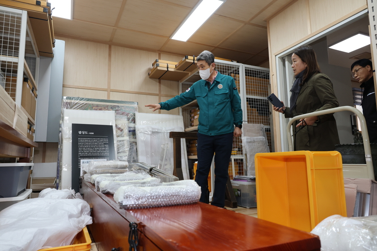 이강덕 시장이 북구 송라면에 위치한 보경사를 찾아 시설을 둘러보고 있다. (포항시제공)