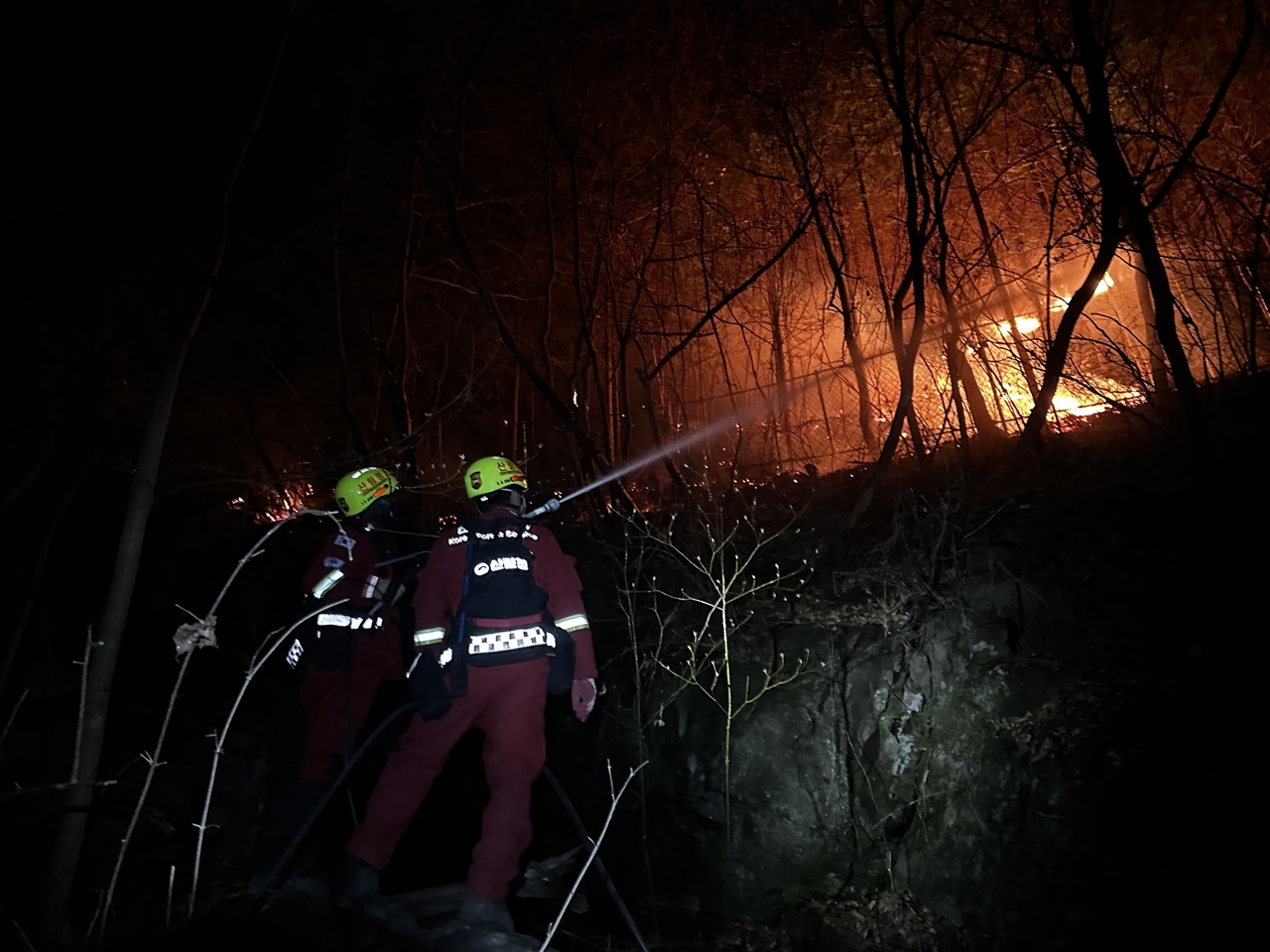 Firefighters try to contain the forest fires in Sancheong-gun, South Gyeongsang Province, Wednesday. (Courtesy of the Korea Forest Service)