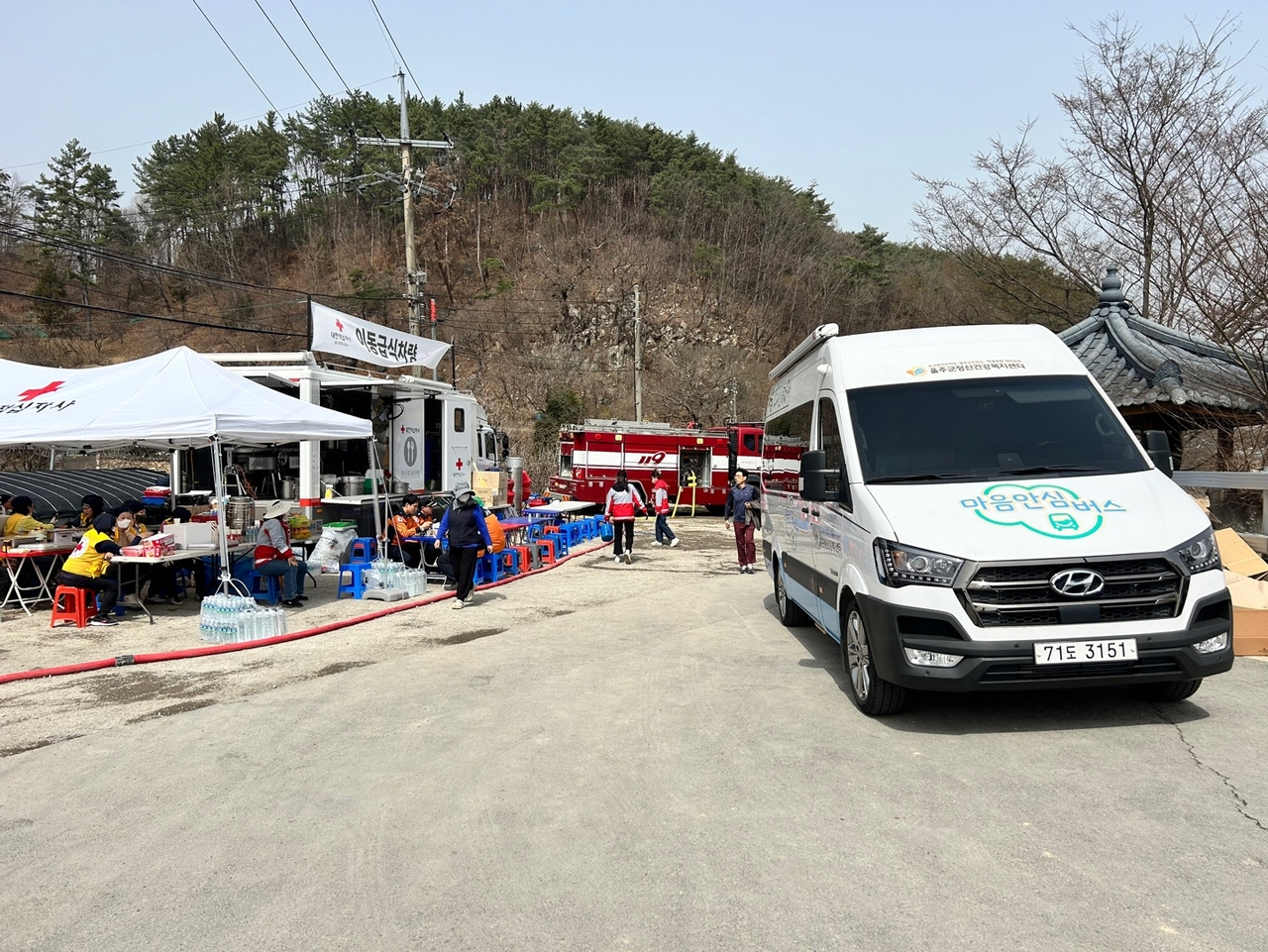 울주군정신건강복지센터가 산불 피해 현장을 찾아가 지역주민과 재난대응인력을 대상으로 맞춤형 심리상담 서비스를 제공하는 ‘마음안심버스’를 운영한다. [울주군정신건강복지센터 제공]