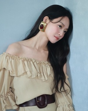 신민아, 이정도 거대한 귀걸이는 처음..귀가 늘어지는 것 아냐?
