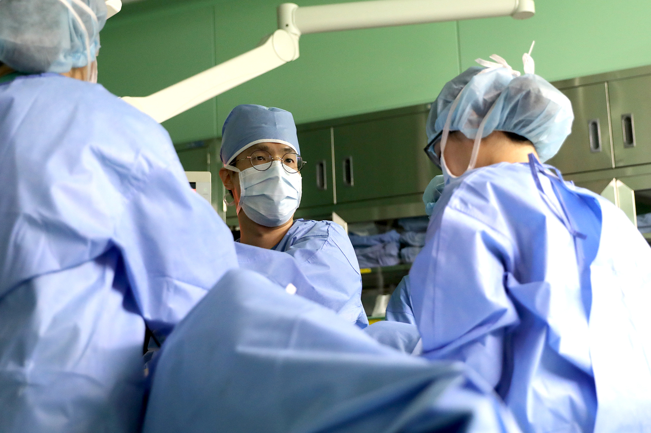 [사진] 일산백병원 산부인과 황동원 교수가 복경경 수술을 집도하고 있는 장면