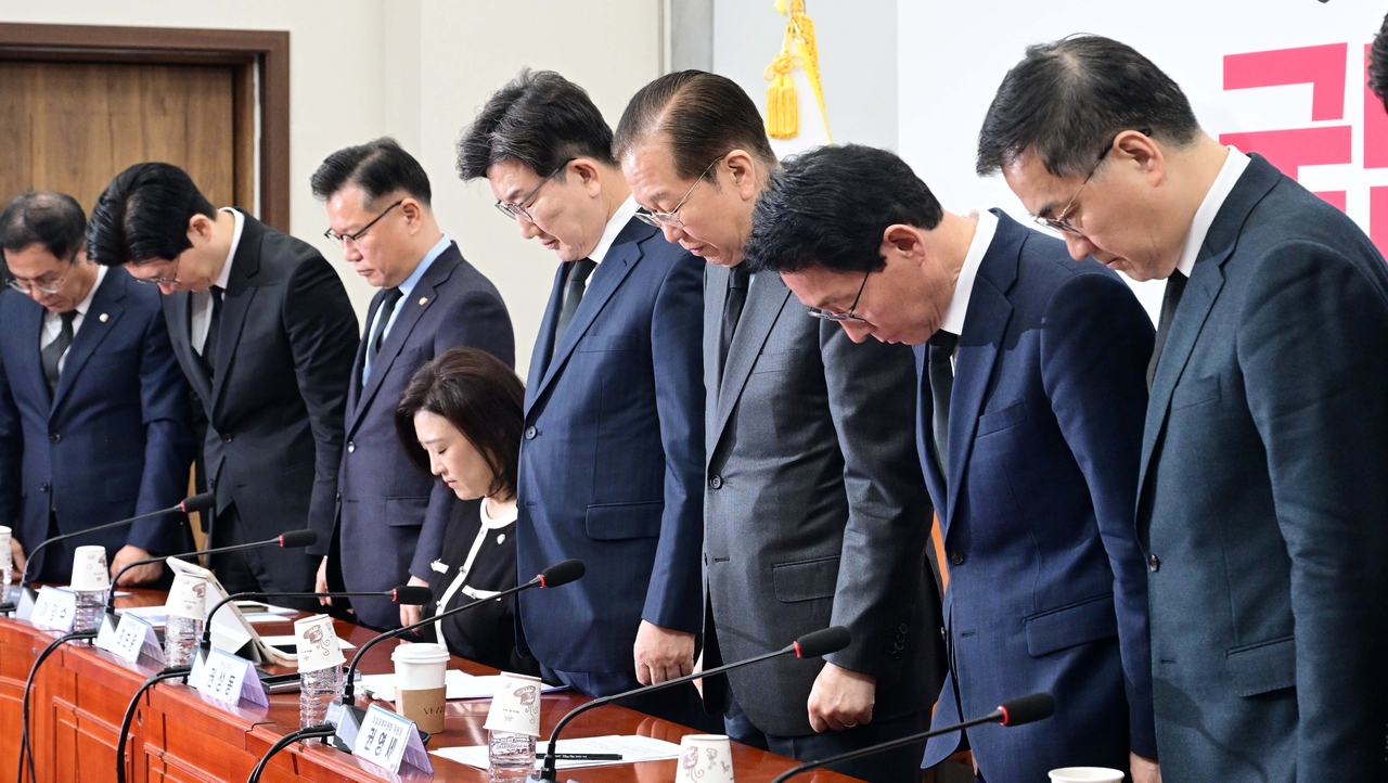 권영세 국민의힘 비상대책위원장과 권성동 원내대표등 참석자들이 27일 오전 서울 여의도  국회에서 열린 비상대책위원회의에 앞서 산불 피해 희생자들을 추모하며 묵념하고 있다. 이상섭 기자