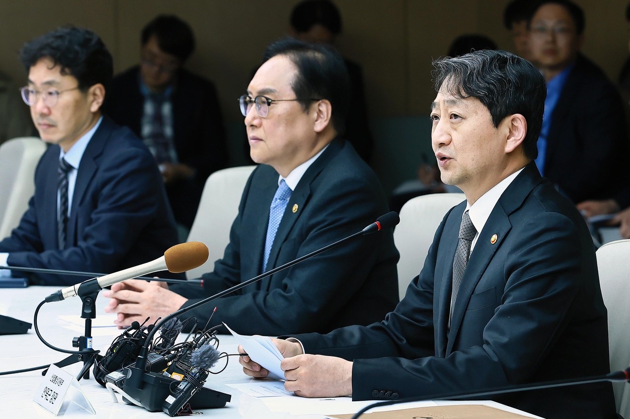 안덕근 산업통상자원부 장관이 27일 서울 중구 대한상공회의소에서 ‘ 미 자동체 관세 관련 민관 합동 긴급 대책회의’를 주재하고 있다. ［산업통상자원부 제공］