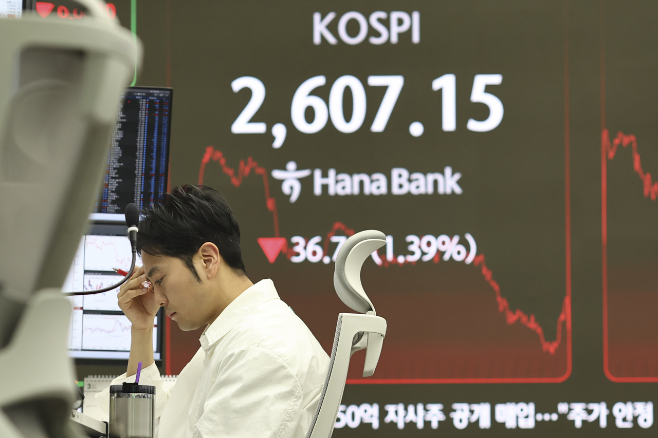 An electronic board showing the Korea Composite Stock Price Index at a dealing room of the Hana Bank headquarters in Seoul on Thursday. (Yonhap)
