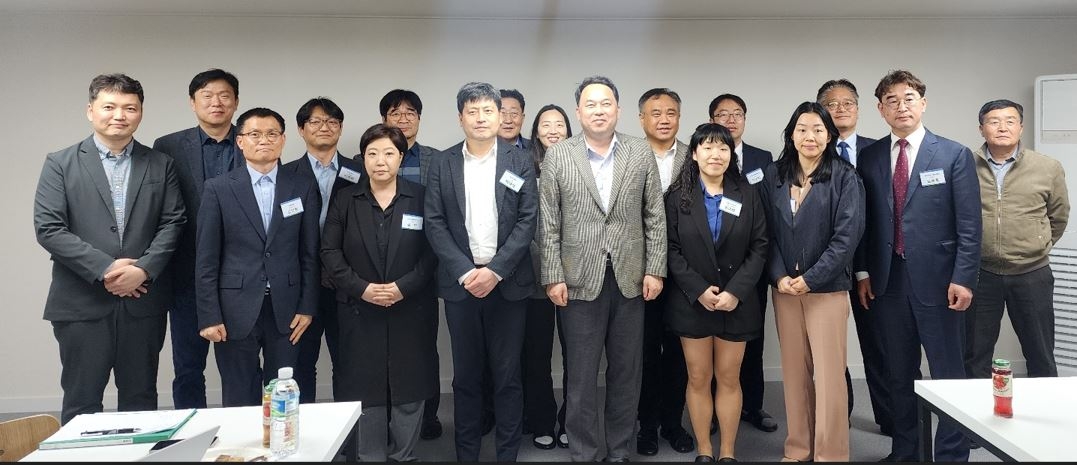 신상훈(앞줄 왼쪽 다섯번째) 기획재정부 신성장전략기획추진단장이 27일 충남 서산 스마트팜 기업 SP아그리의 스마트팜에서 ‘스마트농업 분야 신성장 4.0 민관협의체’를 주재한 후 참석자들과 기념촬영을 하고 있다.［기획재정부 제공］
