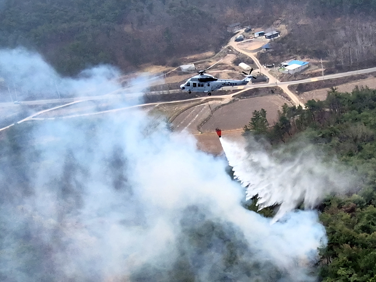 해병대 상륙기동헬기 마린온이 27일 경북 의성 지역 산불현장에 투입되어 진화 임무를 실시하고 있다. [해병대 사령부]
