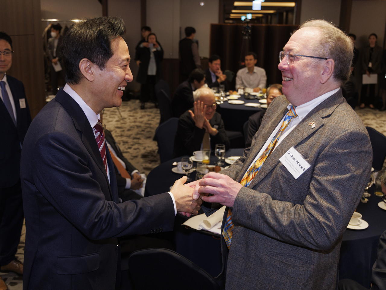 Seoul Mayor Oh Se-hoon shakes hands with Z/Yen Group Chairman Michael Mainelli, the former lord mayor of London, during a forum hosted by the Institute for Global Economics at a Seoul hotel on Thursday. (Yonhap)