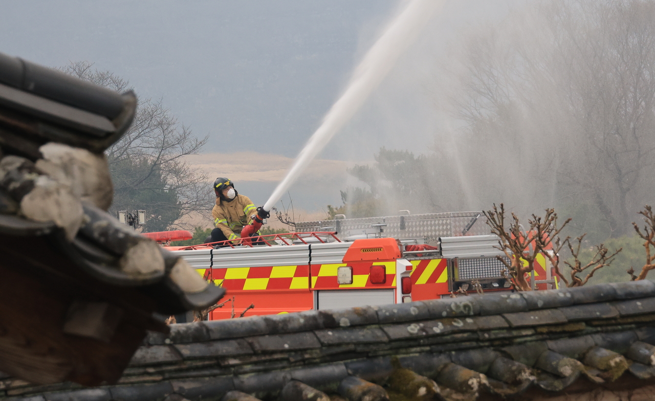 A firefigher works to contain the forest fires in Andong, North Gyeongsang Province, Wednesday. (Yonhap)