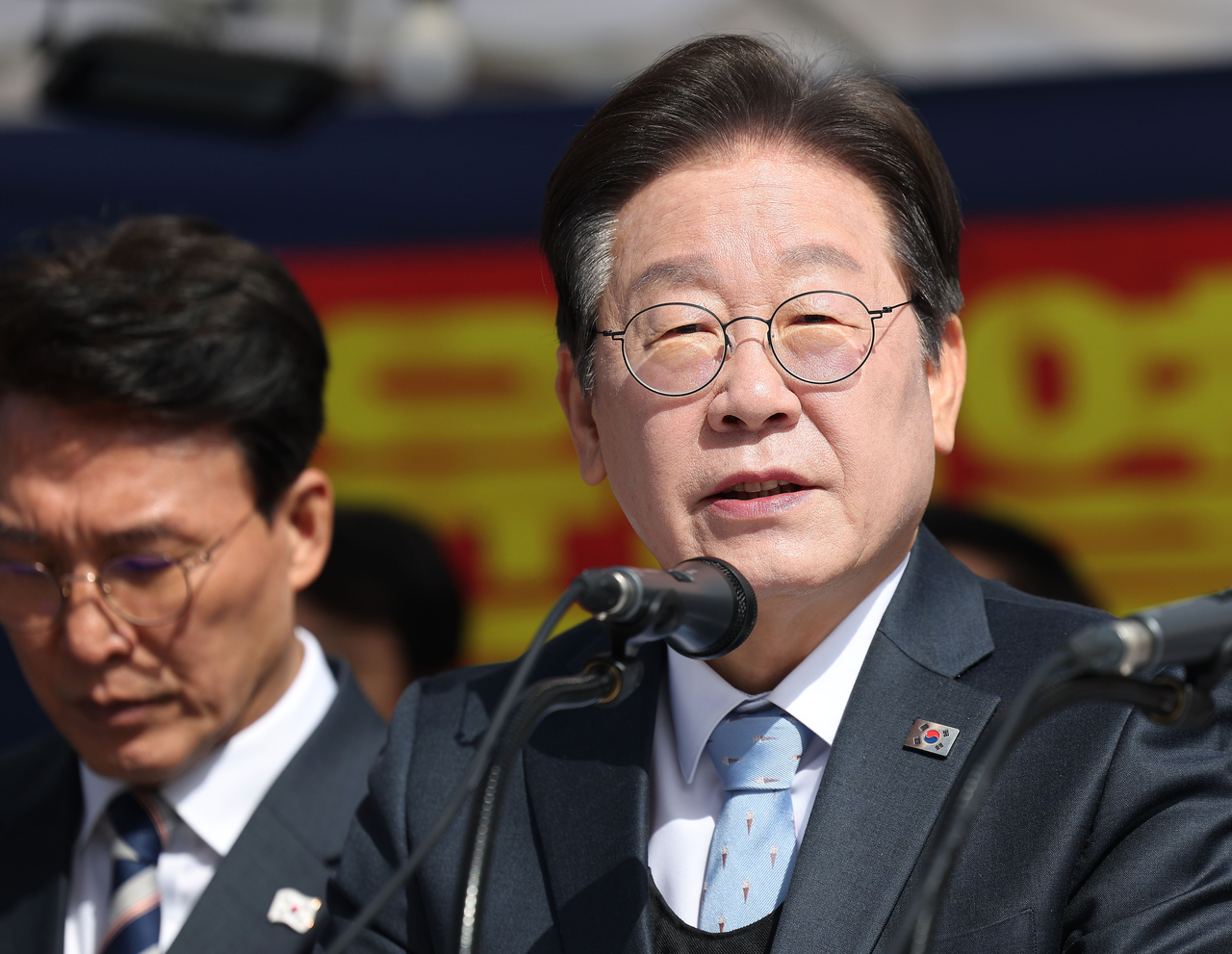 Main opposition Democratic Party of Korea Chair Rep. Lee Jae-myung (right) speaks during a party meeting at a tent in downtown Seoul on Wednesday. (Yonhap)