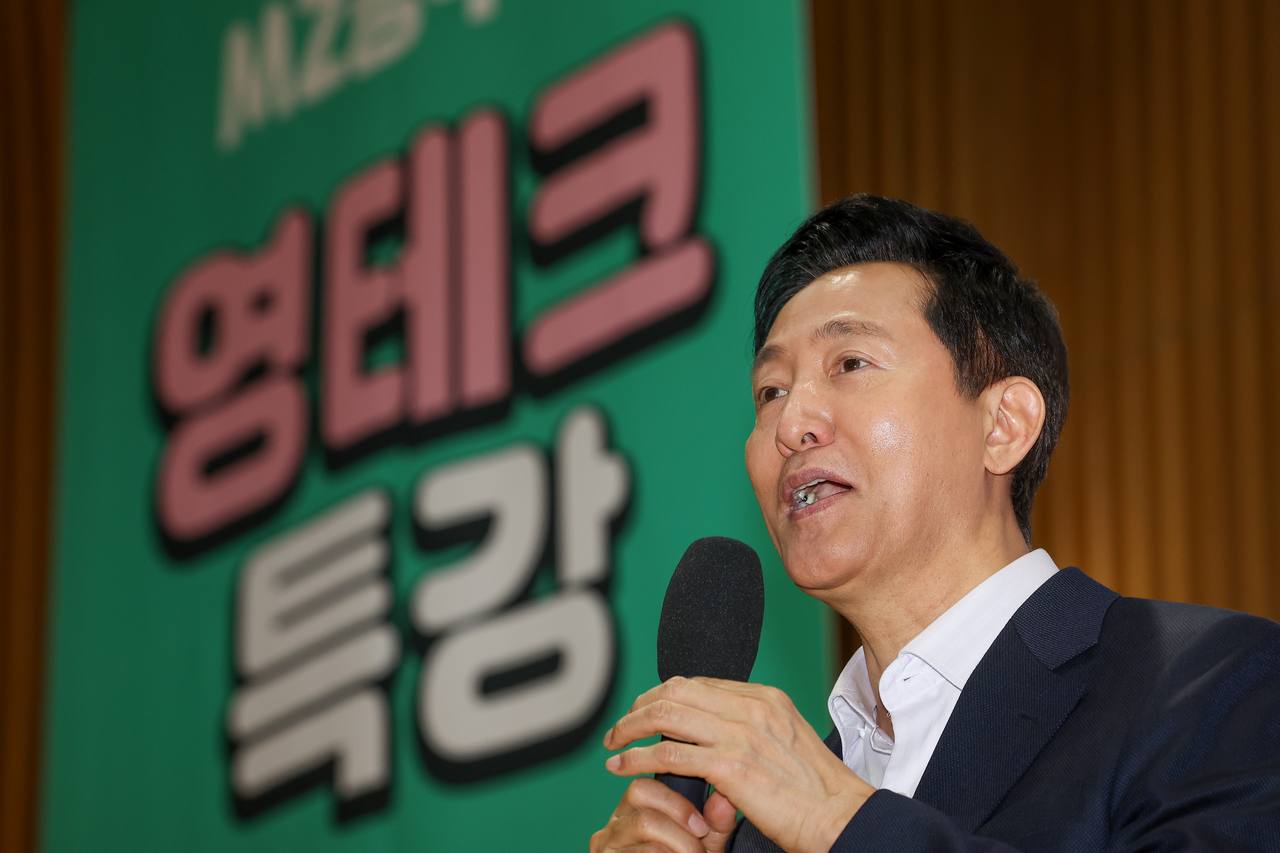 오세훈 서울시장이 27일 중구 서울시청에서 열린 ‘MZ공무원 영테크 특강’에서 격려사하고 있다. [연합]