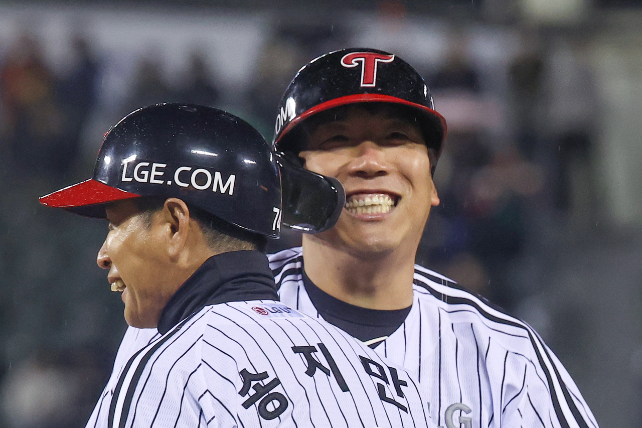 LG Twins designated hitter Kim Hyun-soo (right) smiles after delivering a two-run single in a game against Hanwha Eagles at Jamsil Baseball Stadium in Seoul Thursdasy. (Yonhap)