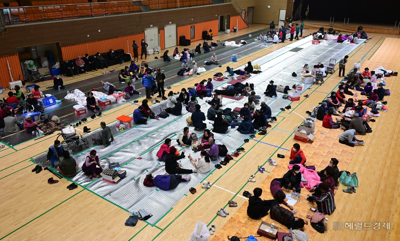 경상권 산불 사태가 6일째로 접어든 지난 26일 경북 영덕군 영덕읍 영덕국민체육센터에 화마를 피해 대피한 이재민들이 모여 있다. 영덕=이상섭 기자