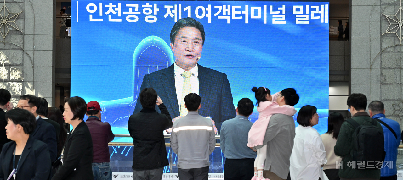 이학재 인천국제공항공사 사장이 28일 오후 인천국제공항 제1터미널에서 열린 인천공항 개항 24주년 기념식 및 항공 AI 혁신허브 비전 선포식에서 미래 비전 발표를 하고 있다. 영종도=임세준 기자