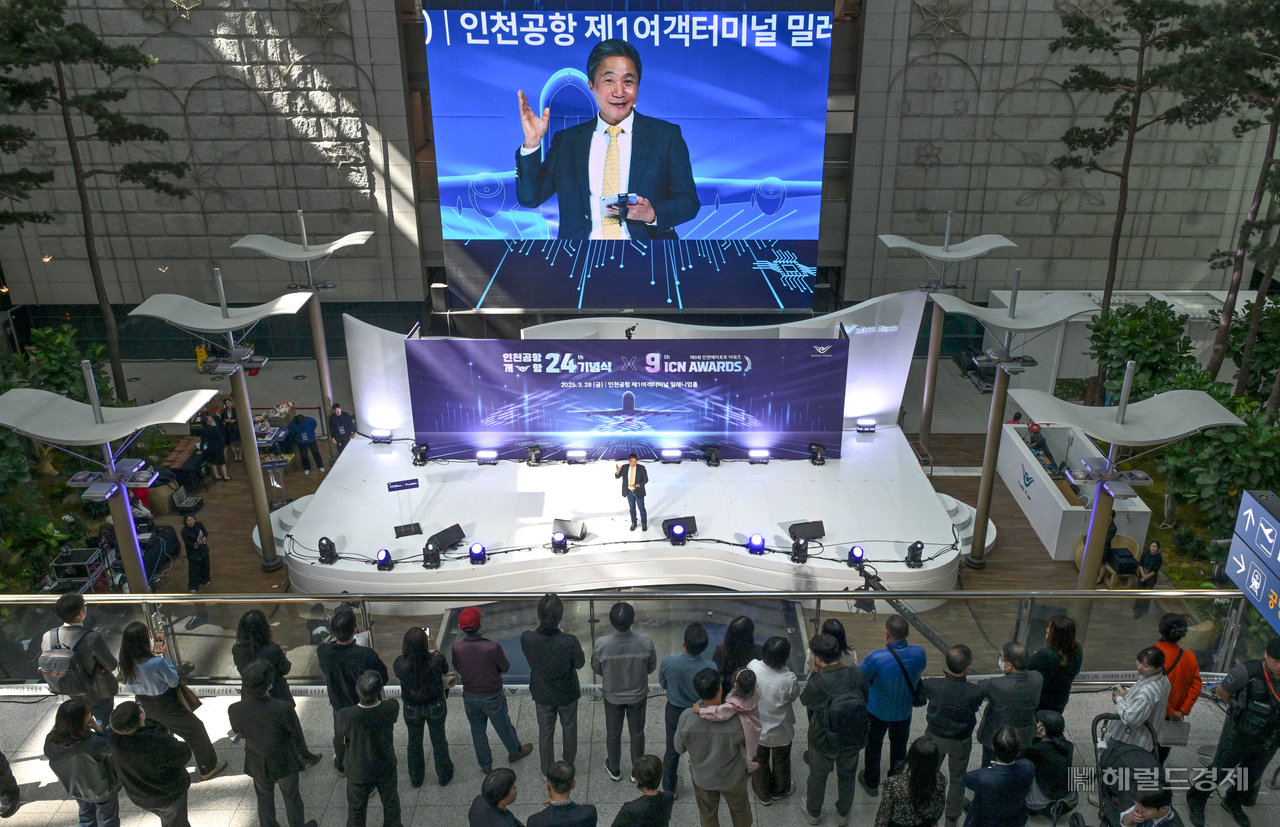 이학재 인천국제공항공사 사장이 28일 오후 인천국제공항 제1터미널에서 열린 인천공항 개항 24주년 기념식 및 항공 AI 혁신허브 비전 선포식에서 미래 비전 발표를 하고 있다.  영종도=임세준 기자