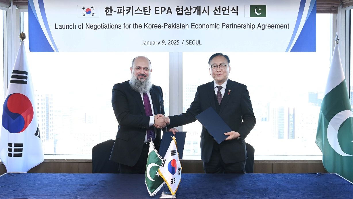 Pakistan's Federal Commerce Minister Jam Kamal Khan (left) and  Korean Trade Minister Cheong In-kyo sign an Economic Partnership Agreement between the two countries at a hotel in Seoul on Thursday. (Pakistan Embassy in Seoul)