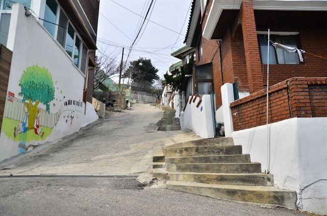 This alley was featured in Korean film "Architecture 101" as the site where Seung-min (Lee Je-hoon) and Nap-deuk (Cho Jung-seok) have a conversation. (Seoul Metropolitan Government)