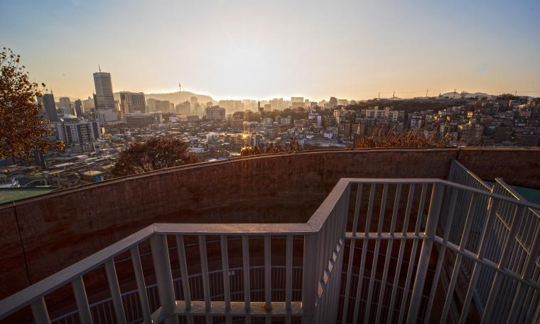 A view from the top of Sanmaru Playground in Changsin-dong, Seoul (Choi Jae-hee/The Korea Herald)