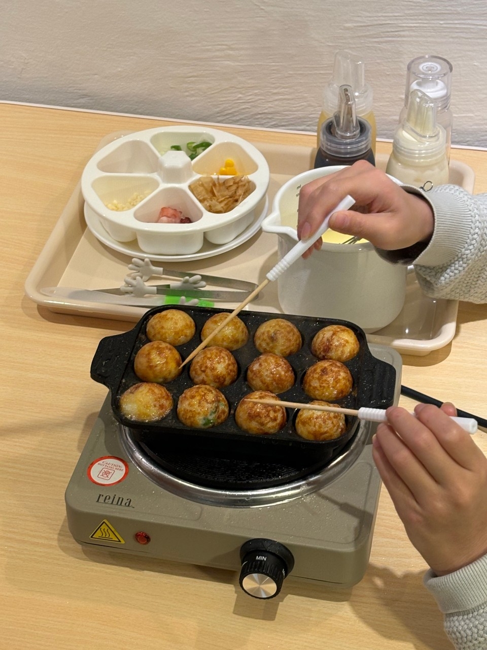A visitor makes takoyaki at Doran Doran (Doran Doran)