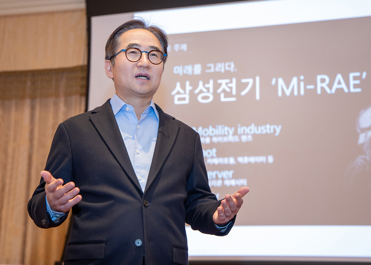 장덕현 삼성전기 사장이 올 1월 CES2025 미디어 간담회에서 신사업 성과를 설명하고 있다. [삼성전기 제공]