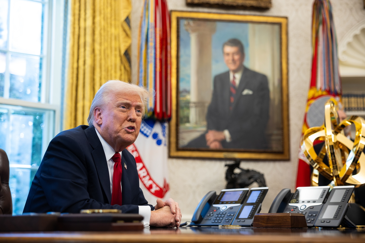 US President Donald Trump announces auto tariffs in the Oval Office at the White House in Washington on Wednesday. (EPA - Yonhap)
