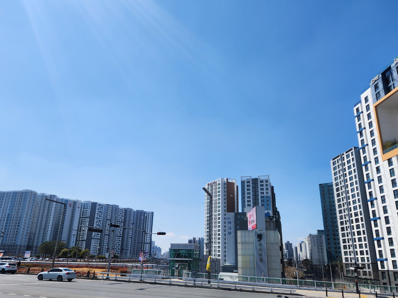 지방 부동산 시장이 얼어붙으면서 서울과 6대 광역시 사이 주택가격 전망이 크게 엇갈린 것으로 나타났다. 사진은 동대구역 인근 아파트 단지 모습 [헤럴드 DB]